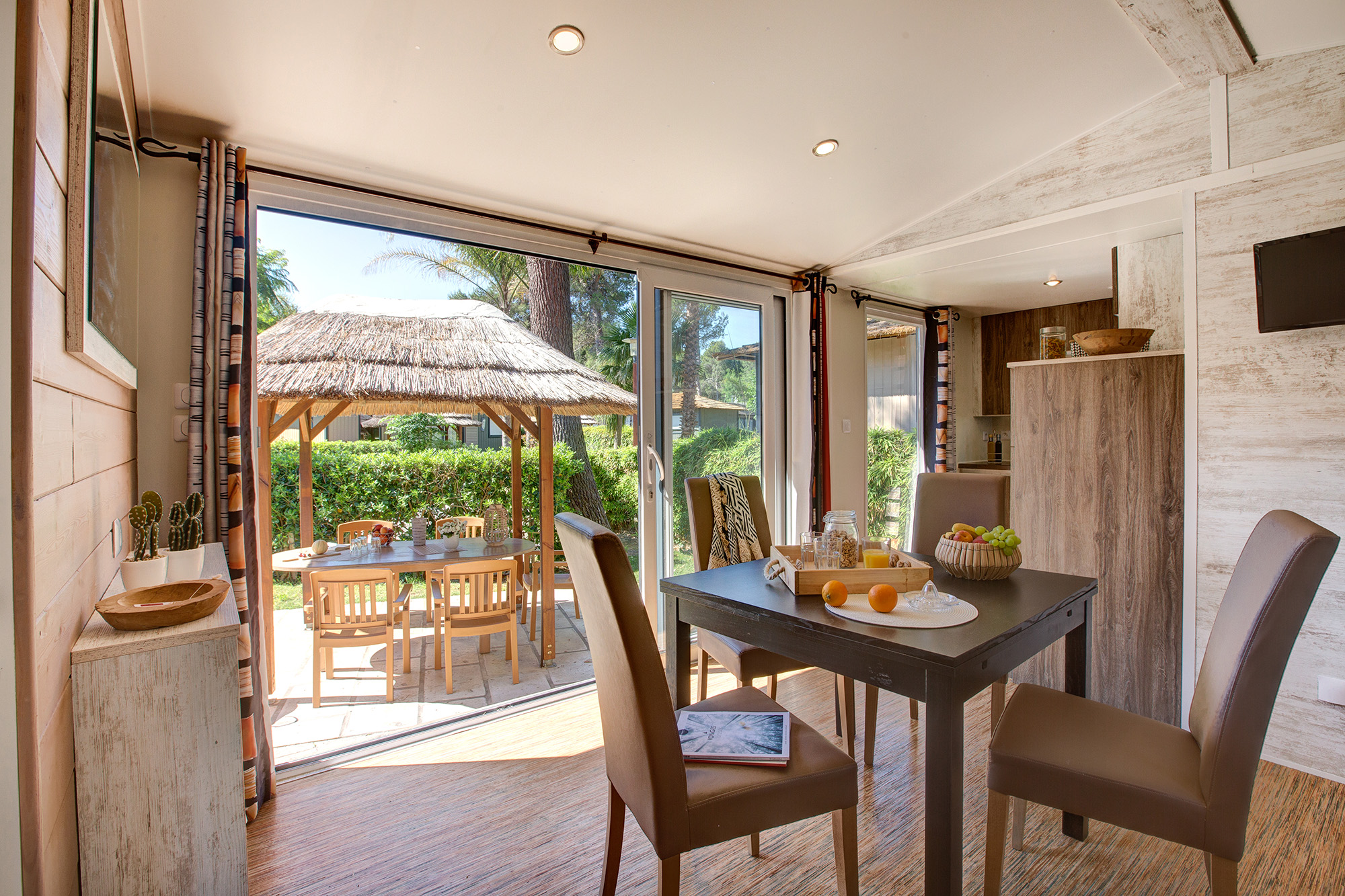 Le Brasilia campsite, Cottage Okavango, living area and view over the terrace